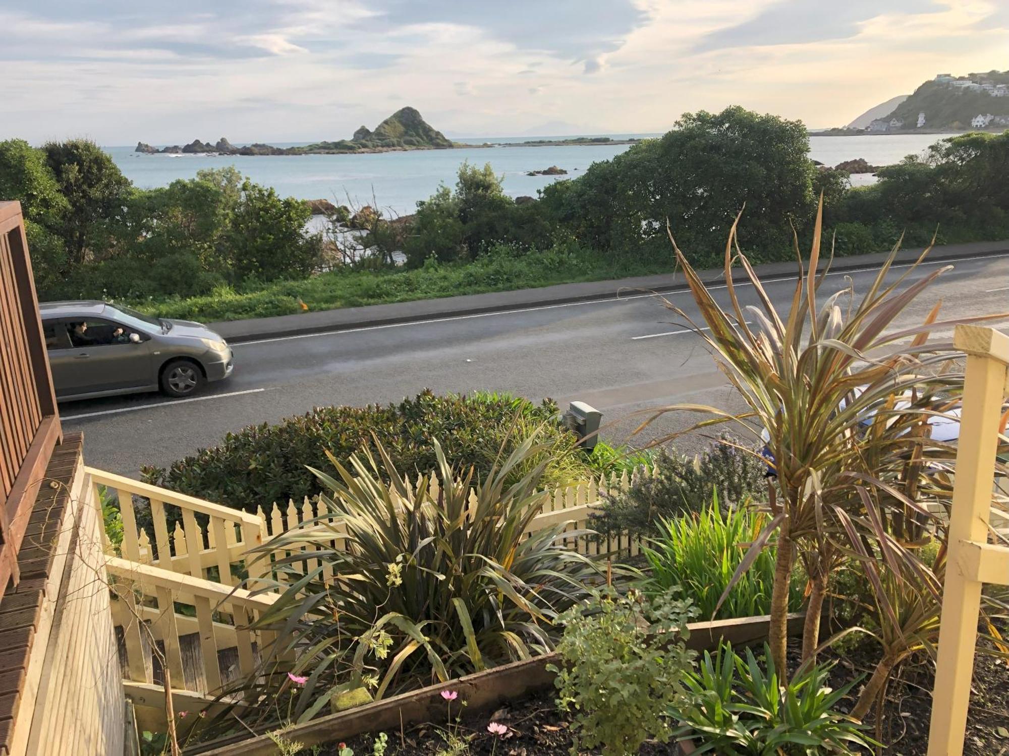 Seafront Haven In Island Bay With Deck, Outdoor Bath, And Parking Apartman Wellington Kültér fotó